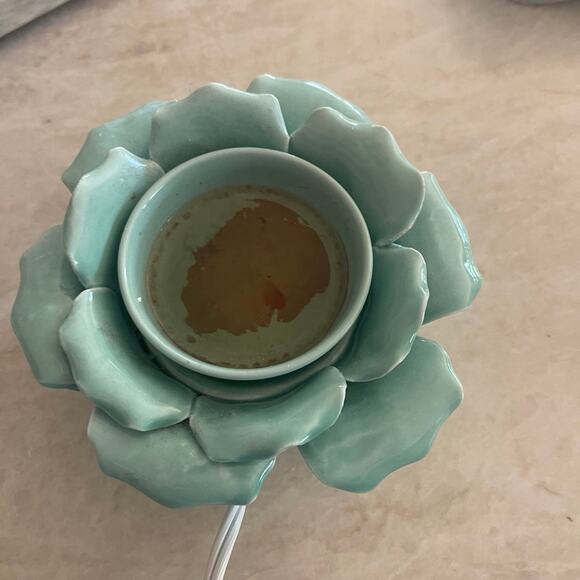 Scentsy petal green element wax warmer - Picture 10 of 11